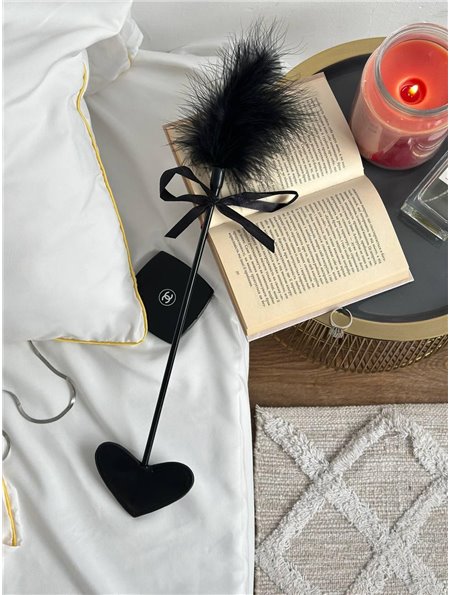 Флогер з чорним сердечком шкіряний