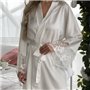 Сатинова біла піжамка з мереживними вставками з халатиком 130601111 Ghazel фото - Luxbikini